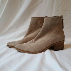 Dolce Vita Suede Ankle Booties Women's Sz 9.5 Back Zip Stacked Heel Beige
